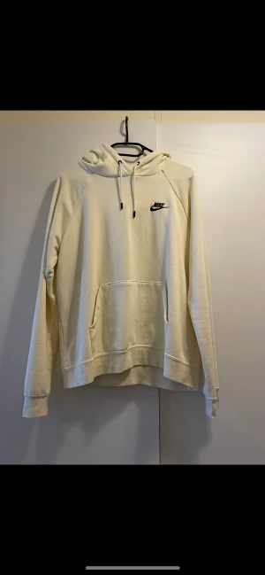 Nike Hoodie - Hoodie från Nike! Härlig ljus gul färg!  Storlek L dam, så sitter nog snyggt oversized på en S. Men sitter som sagt inte så tight på mig heller som är en M normalt. Använd Mac 2/3ggr så i väldigt bra skick! Frakt 69kr spårbart!