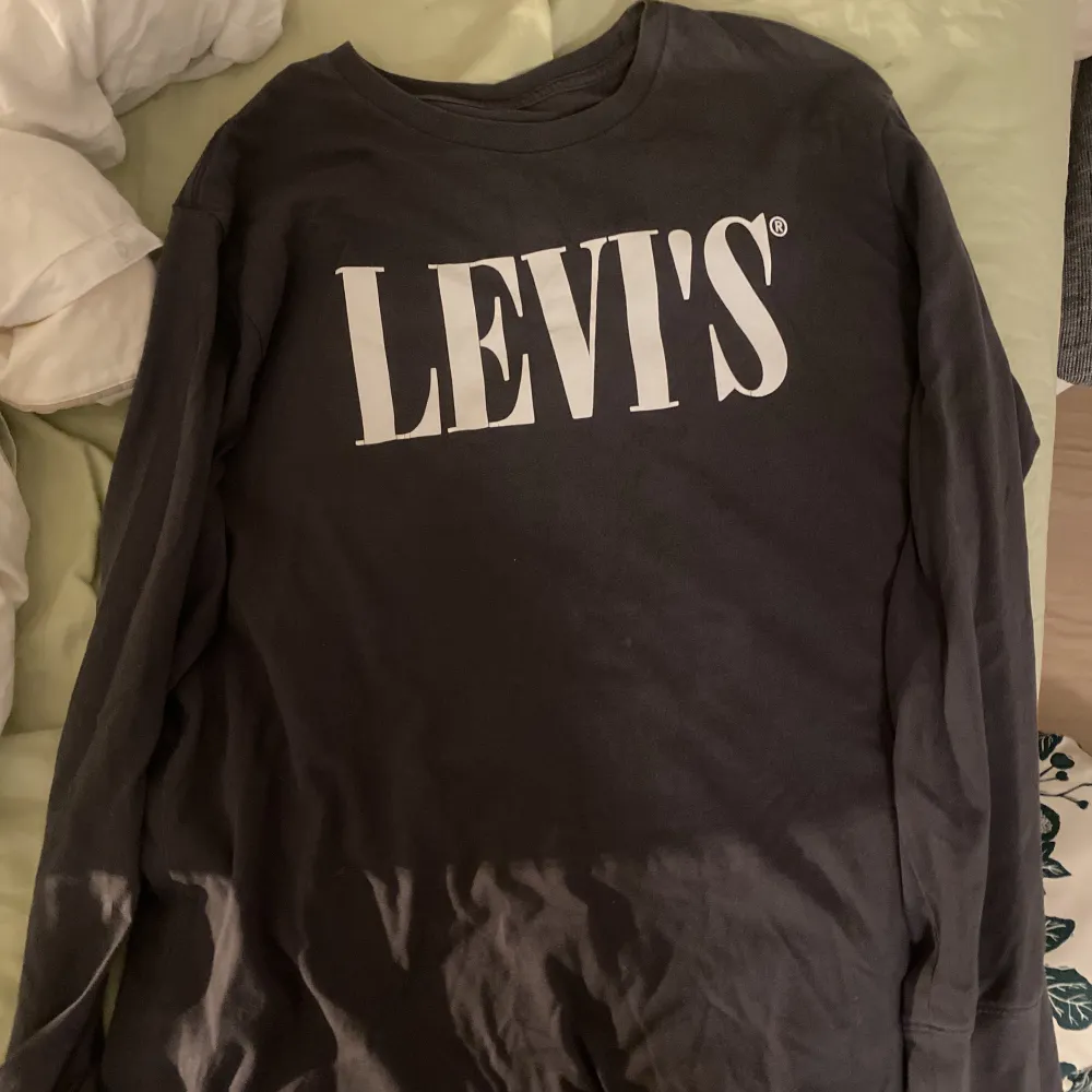 Långärmad tshirt från Levis i strl L. Skriv privat för frågor och fler bilder. Frakt ingår ej😊💞. T-shirts.