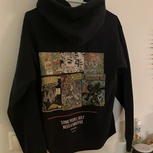 Hoodie med tryck - Hoodie med graphics. Egen design. Jätte passande för streetwear