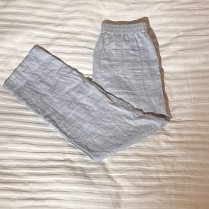Linnebyxor - Ljusblå Lågmidjade linnebyxor från COS. Dom är uppsydda mellan benen och är annars i fint skick😁