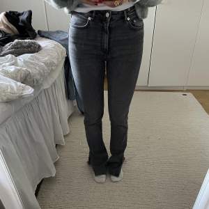 Mörkgrå jeans med slits från Zara. Använda 2 gånger!💕 köpare står för frakt.