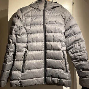 Dunjacka, Everest - Grå dunjacka, Everest, strl 38, ngt insvängd. Använd ett par ggr. Nypris 899 kr. Säljes för 300kr.