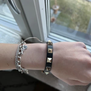 Valentino armband - Säljer mitt älskade Valentino armband i färgen guld och svart då det inte kommer till användning. Använd ett fåtal gånger och priset går att diskutera💕