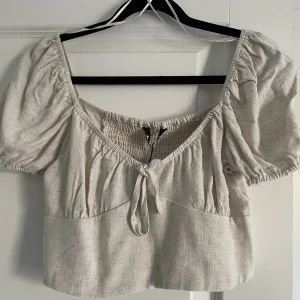 Sommartopp  - Säljer denna snygga sommartopp från stradivarius aldrig använd och med prislapp kvar