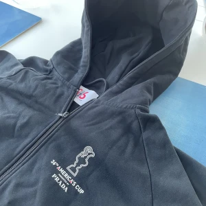 Prada zip hoodie  - Prada zip som jag använt någon enstaka gång och växt ur. Nypris 6000