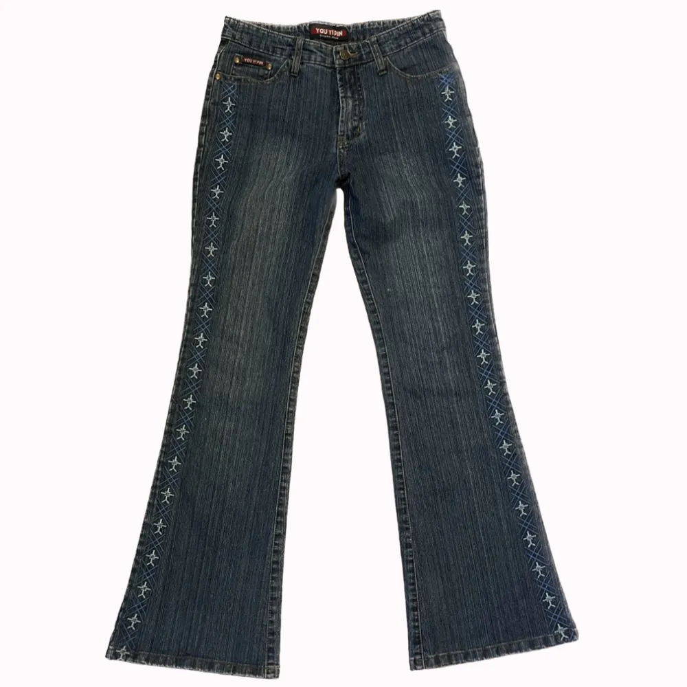 Unika y2k bootcut jeans! PS: Kolla igenom mitt konto ni kommer hitta många y2k och vintage plagg! . Jeans & Byxor.