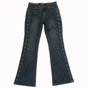 Y2K bootcut jeans - Unika y2k bootcut jeans! PS: Kolla igenom mitt konto ni kommer hitta många y2k och vintage plagg! 