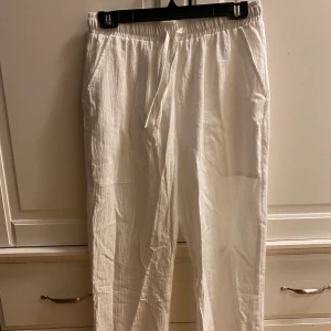 Linnebyxor  - Helt nya vita Linnebyxor helt oanvända. Säljs pågrund av att dom är försmå för mig. Hör av er för fler bilder eller frågor. 