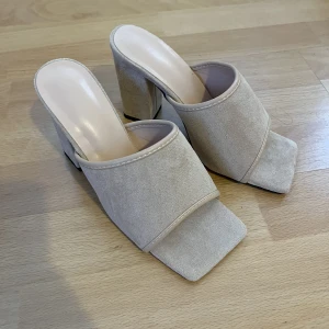 Klackskor - Säljer dessa beige/ lite rosa fina klackskor. De är oanvända. Klackhöjden är 9cm. Storlek 35🥰 Köparen står för frakten🥰