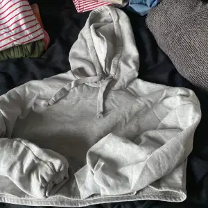 En croppad grå hoodie