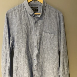 Linne skjorta - Säljer nu denna linne skjorta då den ä för stor på mig. Nypris: 1000.  Mitt pris: 399
