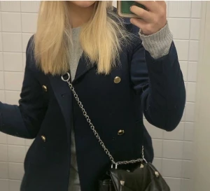 Kappa - En kappa jag köpt här på Plick men som tyvärr var för liten, därav bilder från förra säljaren. Det är en storlek s men super lite och kort i armarna. Annars superfin