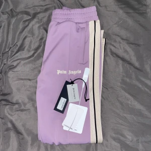 Palm Angels Lila/Vit - Inköpta i somras, skonsamt använda. Skriv för fler bilder! Pris kan diskuteras.