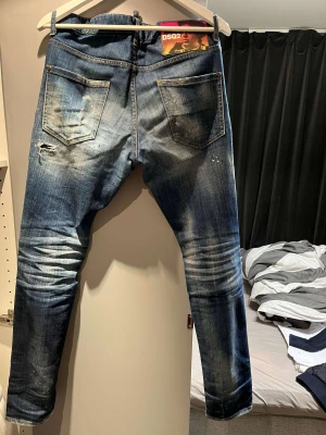 Säljer dsquared - Säljer nu mina fräscha dsquared byxor i storlek 46 då jag har tröttnat på dom. Skick 8/10 Och köparen står för frakt  Pris kan diskuteras vid snabb affär 