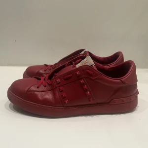 Valentino Garavani  - Säljer dessa coola valentino Garavani skor, storlek 43 bra skick!