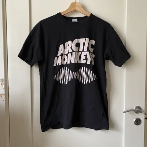 Arctic monkeys t shirt  - Använd flitigt så trycket är lite urtvättat, därav lite lägre pris :) 
