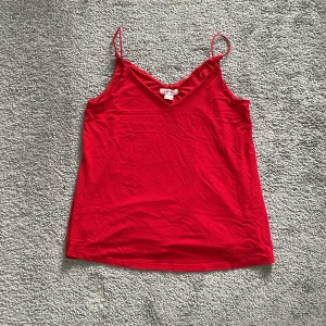 Röd linne - snygg rött linne lite skrynklig men ska strykas💋