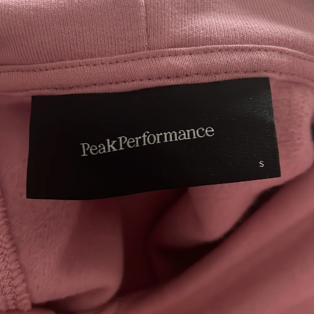 Säljer denna fina peak performance hoodien då jag aldrig har använt den så den är i nyskick.. Tröjor & Koftor.