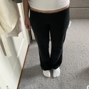 low waisted flared leggings - 38 midjan(när den ligger på platt) längd:81 as snygg low waisted flared leggings från victoria secret pink den hade ett band vid midjan så det därför det e lite vitt kvar💋