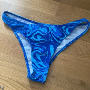 Säljer en blå mönstrad bikini under del för att den är förliten. Aldrig använt och säljer en för 40 kr