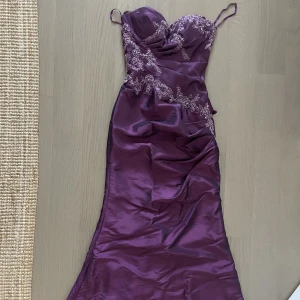 Oanvänd Unik balklänning - Fantastisk Oanvänd Balklänning. Passar mig som normalt har strl 36-38 i kläder. Jag är 172cm lång. Finns axelremmar om man vill använda det. 1000kr. Kan tas med till Halmstad.