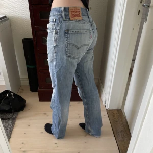 Levis jeans - Jättefina vintage Levis jeans som sitter lite oversize på mig som vanligen har stl 36-38✨ köparen står för frakten