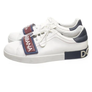 Dolce & Gabbana Sneakers - INTRESSEKOLL  Hej! Tänkte kolla vad de finns för intresse för dessa skor då jag har ett par som jag inte använder. Priset är inte spikat i sten så om du är intresserad, skicka ett DM!  Lite använda men inte så mycket defekter annars. Nypris 6700kr