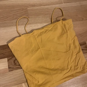 Senapsgul topp - Topp i senapsgul som inte är använd 