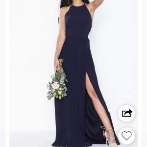 Säljer denna fina klänning storlek 34 helt nya!! med lappar kvar💌 Passar perfekt till bal eller mer speciella tillfällen🎀 nypris: 899kr säljer för500kr 😘