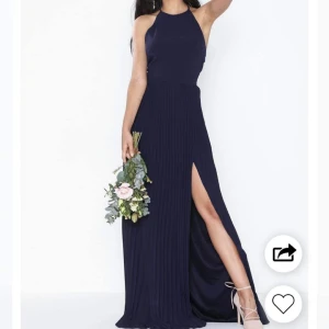Balklänningar  - Säljer denna fina klänning storlek 34 helt nya!! med lappar kvar💌 Passar perfekt till bal eller mer speciella tillfällen🎀 nypris: 899kr säljer för500kr 😘