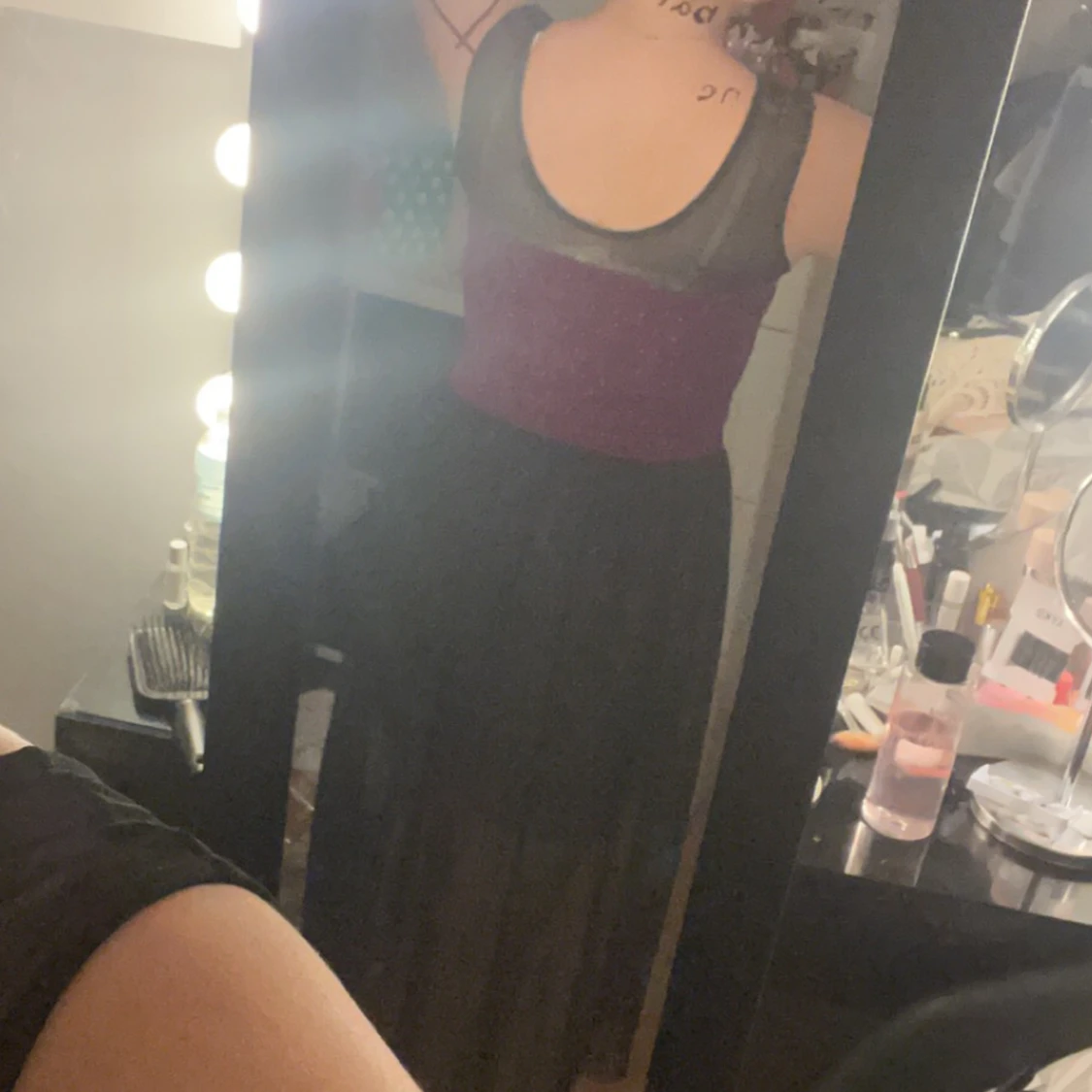 Glittrig klänning med släp  - 91