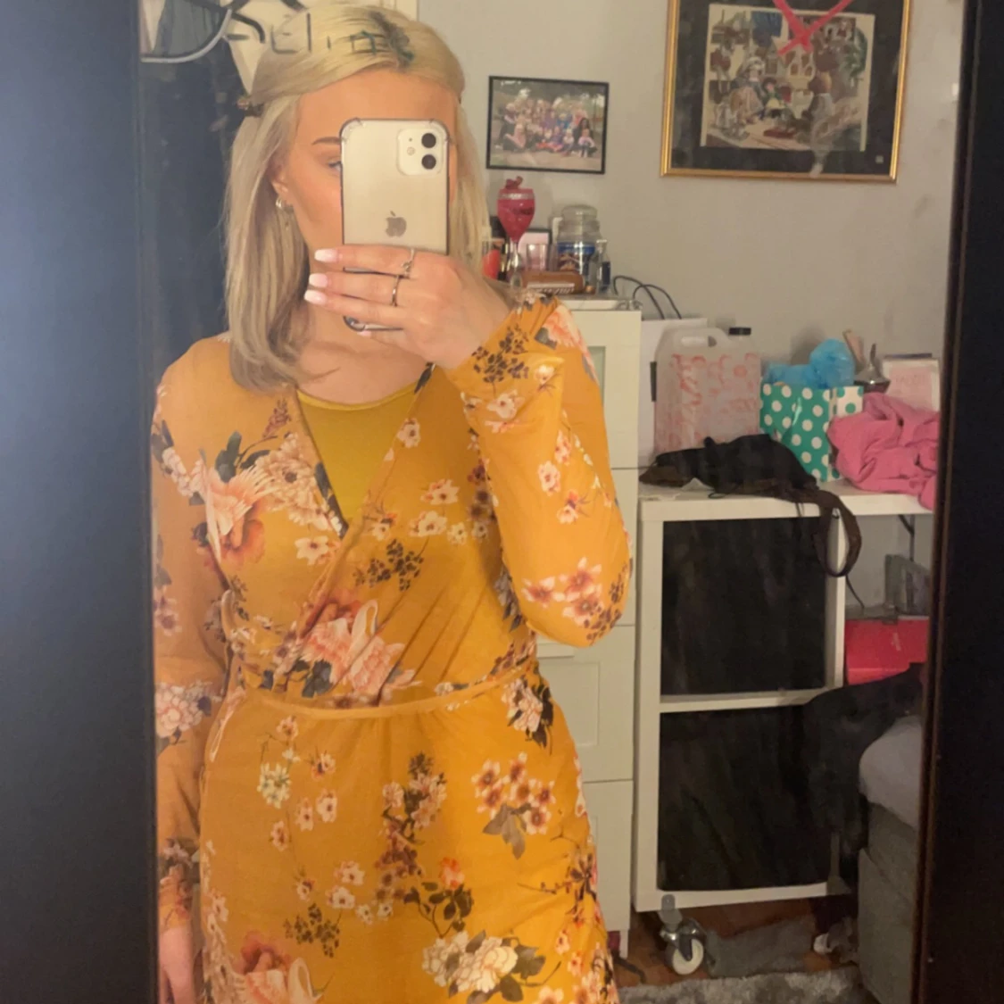 Gul mönstrad klänning 