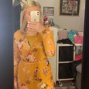 Gul mönstrad klänning  - Fin klänning med blommor som mönster 