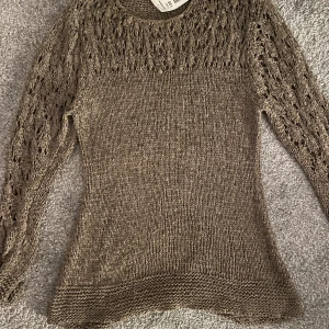 Långärmad tröja - Säljer denna jätte söta tröjan med hål. Köpte second hand för 100 men passade inte. Helt oanvänd💕