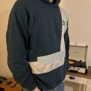 Mörkgrön Adidashoodie från Italien, storlek M men med baggy passform, nypris 750kr