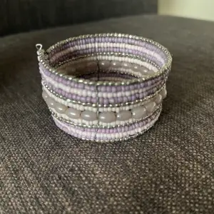 Litet lilla armband med flera olika pärlor✨