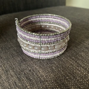 Armband  - Litet lilla armband med flera olika pärlor✨