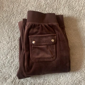 Bruna juciy byxor  - Säljer ett par nya juciy byxor för 800 kronor aldrig använt jag tyckte dom inte passade så bra på mig helt nytt material fick dom i januari storken XS jag är 1.65 o dom e långa för mig 