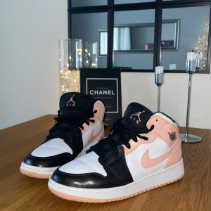 Air Jordan 1 Mid Crimson Tint - Nyskick! Använt endast vid 2 tillfällen. Säljer mina för 1 999,00 kr.   Stl: 37,5   Passar mig som har 38 i sko storlek. 