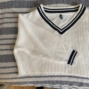 Superfin stickad tröja från HM, säljs inte längre! Köptes för 199kr, perfekt för tidig vår.