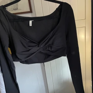 Svart Topp från Nelly - endast testad. köpt nyligen. säljes pågrund av att ja har en till 