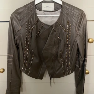 Skinnjacka / läderjacka som ny! - Skinnjacka från Day    Knappt använd så i närmast nyskick