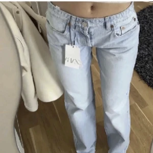 Zara jeans - Så fina och populära jeans från zara. De är mid rise och har slits. Säljer då de inte kommer till användning. Men knappt använda så skicket är bra. Innerbensmått: 78cm. Skriv privat vid intresse🫶