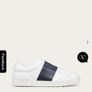 Blåa valentino skor - Säljer mina valentino skor då jag vill köpa ett par andra. Köpte dem i somras så de är så gott som nya och sparsamt använda. De är i storlek 40,5💕 Lägg bud i budgivningen om du är intresserad💕