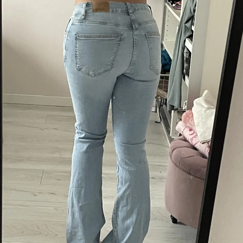 Säljer nu dessa trendiga low waist jeansen från Gina Tricot. Säljer då jag har för många jeans just nu och vill bli av med många av dom. Ej använd, som ny. 💖💓. Jeans & Byxor.