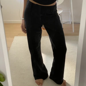 Kostymbyxor  - Svarta lågmidjade/ midwaist kostymbyxor.  Midjemått: 79cm. Innerbenslängd: 86cm  Fraktar för 60kr eller möts upp i Lund 