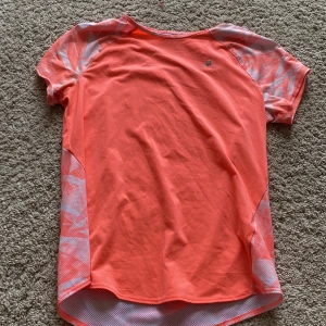 Tränings tröja - Bra skick på denna träningströja, ryggen är jätte fin med en liten öppning där bak. 