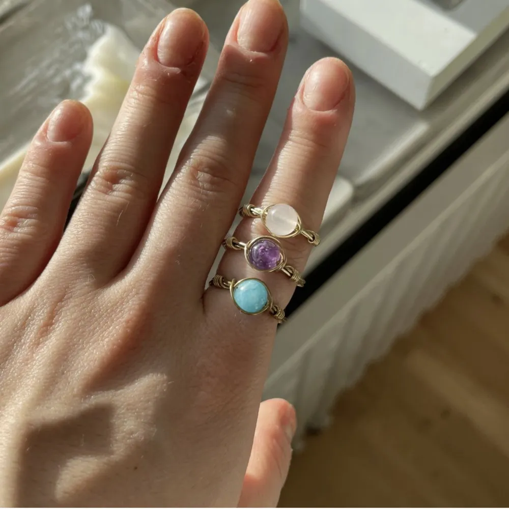 Handgjorda kristallringar med rund kristall💗✨ går att få i både silver och guld och finns i Rosenkvarts, ametist och akvamarin och görs i din personliga storlek ☺️till varje ring skickas det med en beskrivning över dess egenskaper💗💗🫶. Accessoarer.