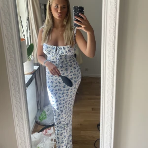 långklänning  - säljer denna vackra, somriga långklänning 🌸 köpt i somras och endast använd på midsommar och är därför i nyskick😍