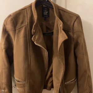 Zara mocka jacka  - Endast andvänd 1 gång så i nyskick storlek 36